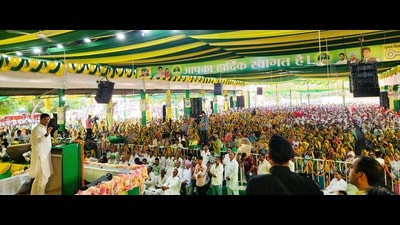 JJP leader Dushyant Chautala addressing the rally in Charkhi Dadri on Sunday. (HT Photo)