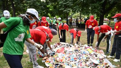 Resident participating in Chandigarh MC’s trash hunt aimed to promote the Swachhata Mission. (HT Phoro) Resident participating in Chandigarh MC’s trash hunt aimed to promote the Swachhata Mission. (HT Phoro)