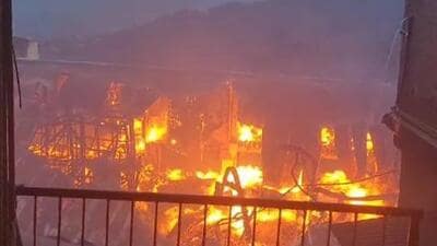 The fire was controlled after four hours (Ht Photo)