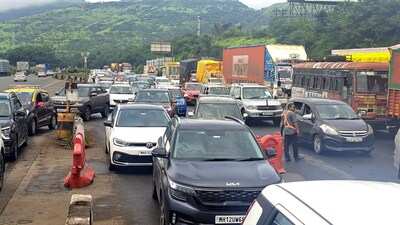 Traffic jam was witnessed near Urse toll plaza on Sunday. (HT PHOTO)
