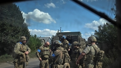 Servicemen of Ukraine's 3rd Separate Assault Brigade prepare to conduct a reconnaissance mission, amid Russia's attack on Ukraine, near Bakhmut, Ukraine September 7. (REUTERS)