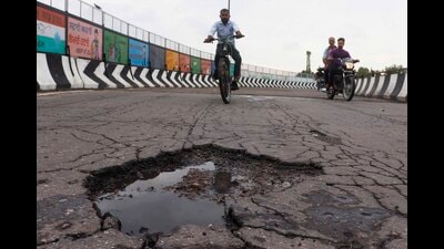 Vehicles get stuck due to potholes at the curve of the bridge. (Manish/HT) Vehicles get stuck due to potholes at the curve of the bridge. (Manish/HT)