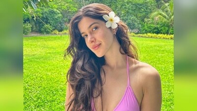 Shanaya opted for a minimal makeup look and got decked up in mascara-coated lashes, blushed cheeks and a shade of light pink lipgloss. (Instagram/@shanayakapoor02) Shanaya opted for a minimal makeup look and got decked up in mascara-coated lashes, blushed cheeks and a shade of light pink lipgloss. (Instagram/@shanayakapoor02)
