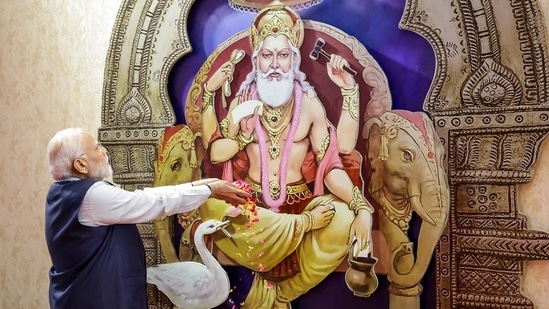 PM Modi paid floral tribute to Lord Vishwakarma before the launch of the 'PM Vishwakarma.'(PMO )