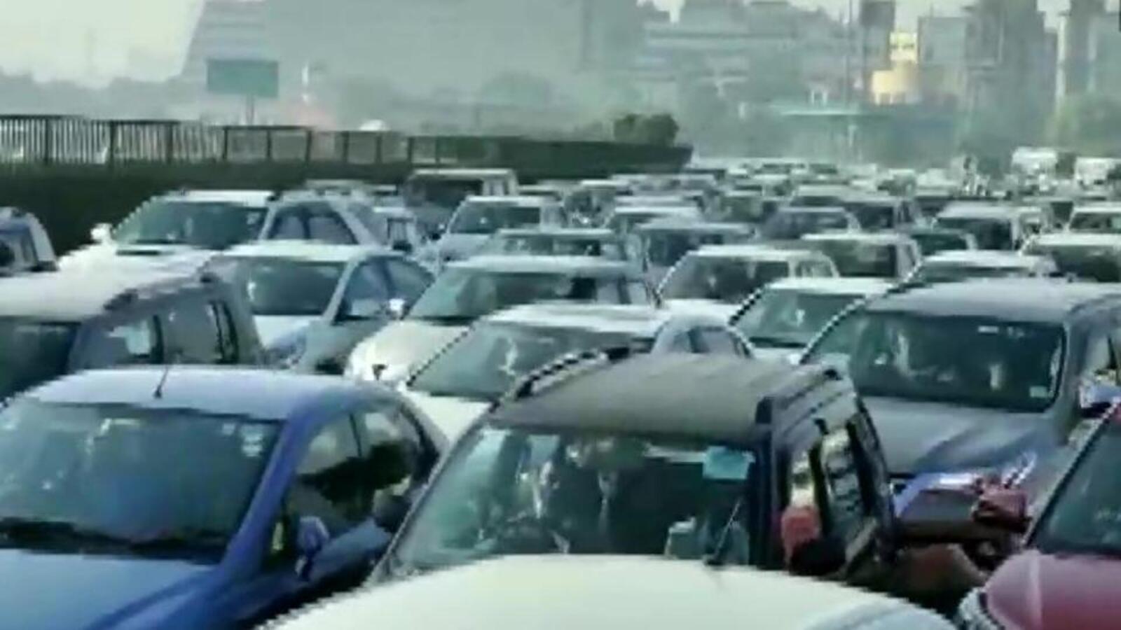 Truck breaks down in Delhi Cantonment, triggers traffic jam around rush hour - Vimarsana News