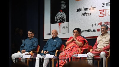 (L to R) RSS chief Mohan Bhagawat, JNU V-C Shantishree Pandit and author Abhijit Jog during the book publication at Symboisis College on S B road on Sunday. (KALPESH NUKTE/ HT PHOTO) (L to R) RSS chief Mohan Bhagawat, JNU V-C Shantishree Pandit and author Abhijit Jog during the book publication at Symboisis College on S B road on Sunday. (KALPESH NUKTE/ HT PHOTO)
