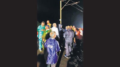 All through the night, the trains were stranded at different locations along the Mumbai-Gujarat route, affecting trains arriving and departing from Mumbai and inconveniencing thousands of rail passengers (HT PHOTO) All through the night, the trains were stranded at different locations along the Mumbai-Gujarat route, affecting trains arriving and departing from Mumbai and inconveniencing thousands of rail passengers (HT PHOTO)