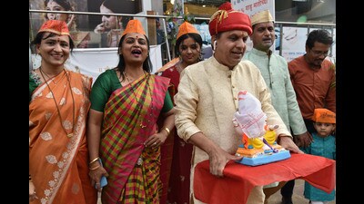 Dressed in traditional attire, devotees seen carrying Ganpati idols home in Chinchwad. (HT PHOTO)