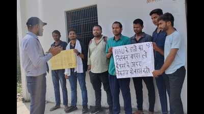 SFI members staging a protest against the suspension of three BBAU students in Ayodhya. (Sourced) SFI members staging a protest against the suspension of three BBAU students in Ayodhya. (Sourced)