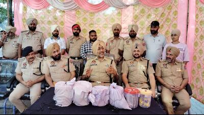 SSP Rajpal Singh Sandhu giving information about the seizure of heroin and drug money on Monday. (HT photo)