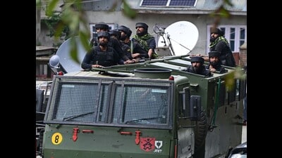 Security personnel on their way to the encounter site in Garol, Kokernag, in Anantnag district. (Waseem Andrabi /HT) Security personnel on their way to the encounter site in Garol, Kokernag, in Anantnag district. (Waseem Andrabi /HT)