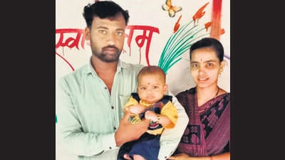 Shivtej Narvadede with his parents. (HT Photo)