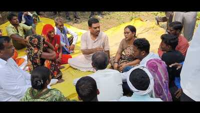 Social welfare minister Aseem Arun met the kin of the deceased in Kaushambi on Monday. (HT Photo)