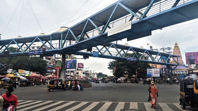 The FOB – constructed nearly a decade ago at a cost of ₹6.38 crores – was meant to be just that. Nearly a decade later however, the PMC has opted for a flyover and grade separator as the solution. (SHANKAR NARAYAN/ HT PHOTO) The FOB – constructed nearly a decade ago at a cost of ₹6.38 crores – was meant to be just that. Nearly a decade later however, the PMC has opted for a flyover and grade separator as the solution. (SHANKAR NARAYAN/ HT PHOTO)