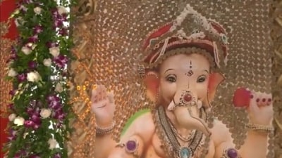 Ganesh idol in Bengaluru adorned with coins, and notes worth ₹2.5 cr. Watch Ganesh idol in Bengaluru adorned with coins, and notes worth ₹2.5 cr. Watch