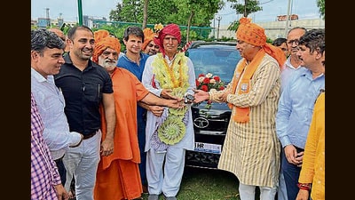 Wrestlers with their coach Ram Mehar Kundu at Kumaspur village in Sonepat. (HT Photo)
