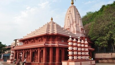 Dagdusheth Halwai Ganpati Temple, Pune: The idol of Lord Ganesha in this temple stands at an impressive height of 7.5 feet and a width of 4 feet. Additionally, it is adorned with valuable gold jewelry, enhancing its splendor. (MTDC) Dagdusheth Halwai Ganpati Temple, Pune: The idol of Lord Ganesha in this temple stands at an impressive height of 7.5 feet and a width of 4 feet. Additionally, it is adorned with valuable gold jewelry, enhancing its splendor. (MTDC)
