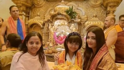 Siddhivinayak Temple, Mumbai: Siddhivinayak Temple, established in the year 1801, stands as one of the most renowned Ganesh temples in Mumbai. Notable dignitaries and celebrities often visit this temple to seek blessings from Lord Ganesha.&nbsp; (HT File Photo)