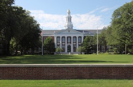 Harvard University (Unsplash)