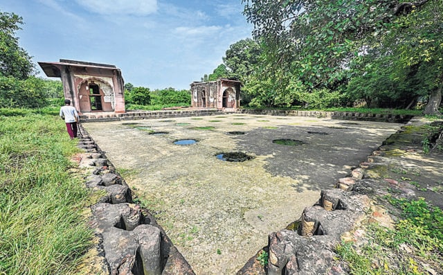 A courtyard in front of the Sheesh Mahal. (Raj K Raj/HT photo) A courtyard in front of the Sheesh Mahal. (Raj K Raj/HT photo)