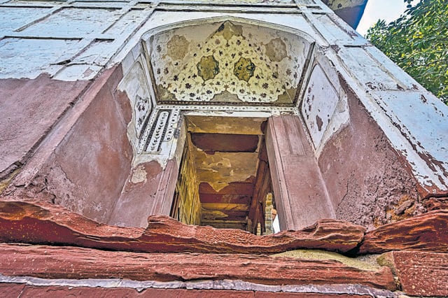 . Over the years, Sheesh Mahal has become derelict, with the plaster on its walls chipped away, exposing the layer of lakhori bricks underneath. Cracks run across the pavilions on one end of the palace, while paintings with floral motifs and ornamental carvings, which line the ceiling of the chajja, have faded with time. (Raj K Raj/HT photo) . Over the years, Sheesh Mahal has become derelict, with the plaster on its walls chipped away, exposing the layer of lakhori bricks underneath. Cracks run across the pavilions on one end of the palace, while paintings with floral motifs and ornamental carvings, which line the ceiling of the chajja, have faded with time. (Raj K Raj/HT photo)