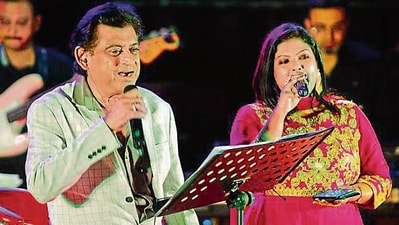 Amit Kumar and Sispiya Banerjee performing during the Kali Bari Temple Trust event held at Ravindralaya Auditorium in Lucknow. (HT Photo) Amit Kumar and Sispiya Banerjee performing during the Kali Bari Temple Trust event held at Ravindralaya Auditorium in Lucknow. (HT Photo)