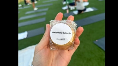 Snapshot of the plastic-wrapped cookie served at the Apple event. (Twitter/@Nikias Molina) Snapshot of the plastic-wrapped cookie served at the Apple event. (Twitter/@Nikias Molina)