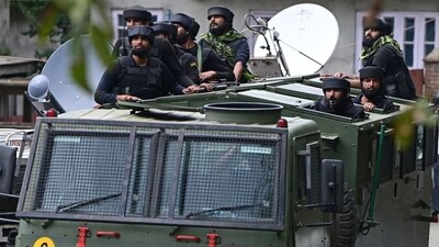 Security personnel on their way to the encounter site in Garol, Kokernag, in Anantnag district. (Waseem Andrabi /HT) Security personnel on their way to the encounter site in Garol, Kokernag, in Anantnag district. (Waseem Andrabi /HT)