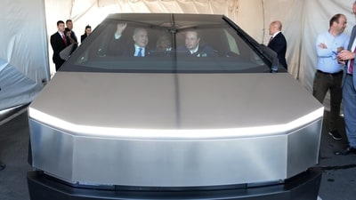 The image shows Israeli PM Benjamin Netanyahu and wife inside a Tesla Cybertruck driven by Elon Musk, (X/@IsraeliPM) The image shows Israeli PM Benjamin Netanyahu and wife inside a Tesla Cybertruck driven by Elon Musk, (X/@IsraeliPM)