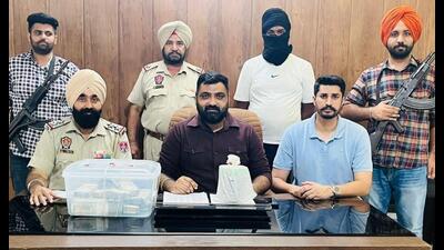 The Amritsar commissionerate police on Tuesday busted a heroin smuggling module being operated by a drug smuggler from Kapurthala Central jail.