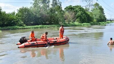 The body was recovered from the Hindon barrage near Vasundhara. NDRF teams are still searching for the 7-year-old boy. (Saib Ali/HT Photo) The body was recovered from the Hindon barrage near Vasundhara. NDRF teams are still searching for the 7-year-old boy. (Saib Ali/HT Photo)