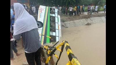 The private bus that fell into the Sirhind feeder canal in Muktsar district on Tuesday afternoon. (HT Photo)