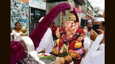 The procession for Tambadi Jogeshwari , which is the second manache Ganpati, began at Narayan Peth at 9.30 am. The idol was decorated in fresh flowers. (Rahul Raut/HT PHOTO)