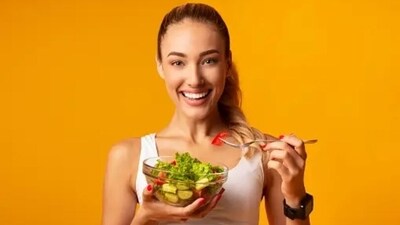 When we eat mindlessly or are distracted while having food, we may end up eating lot more than is healthy for the body.&nbsp; (Unsplash)
