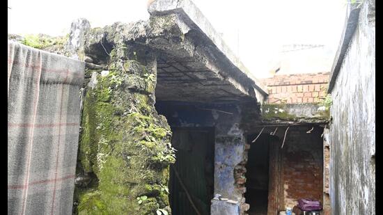 A dilapidated house at a railway colony in Alambagh. (Deepak Gupta/HT Photo)
