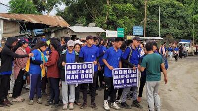 Mizoram’s Thingsulthliah Higher Secondary School on Wednesday walked 45 km from their village to the state capital Aizawl (HT Photo) Mizoram’s Thingsulthliah Higher Secondary School on Wednesday walked 45 km from their village to the state capital Aizawl (HT Photo)