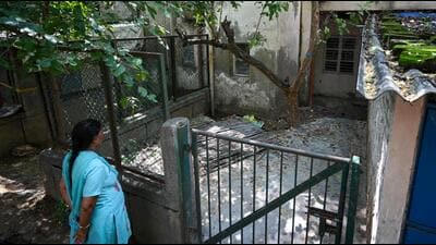 The backyard of house number 623 where the body was buried in plastic bags in RK Puram in New Delhi on Wednesday. (Sanchit Khanna/HT Photo) The backyard of house number 623 where the body was buried in plastic bags in RK Puram in New Delhi on Wednesday. (Sanchit Khanna/HT Photo)