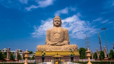 The statue of the Buddha at the Mahabodhi Temple Complex in Bodh Gaya, Bihar. (xTOLIndia.com/Shutterstock)