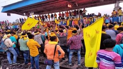 Violence erupted during the first day of the indefinite rail blockade called by the Kurmi community (HT photo) Violence erupted during the first day of the indefinite rail blockade called by the Kurmi community (HT photo)