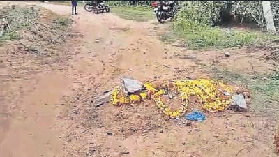 the owner of the land adjacent to the canal in Tumakuru district claimed ownership and refused to allow the funeral. (HT Photo) the owner of the land adjacent to the canal in Tumakuru district claimed ownership and refused to allow the funeral. (HT Photo)