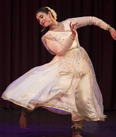 Kathak dancer, Kartika Singh is a disciple of Padma Shri Shovana Narayan. Kathak dancer, Kartika Singh is a disciple of Padma Shri Shovana Narayan.