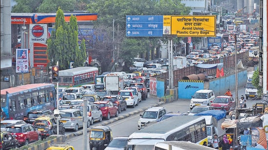 Apart from infra projects, some of the bottlenecks are perennial – the Lucky Junction on SV Road, Bandra West, is one. (Vijay Bate/HT Photo))