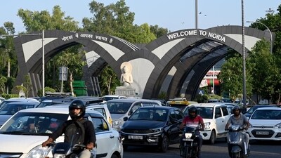In light of these restrictions, police advised commuters to utilise Noida's internal roads for travel to Delhi, Ghaziabad, Meerut, Agra, and Lucknow. (File) (Sunil Ghosh/HT Photo) In light of these restrictions, police advised commuters to utilise Noida's internal roads for travel to Delhi, Ghaziabad, Meerut, Agra, and Lucknow. (File) (Sunil Ghosh/HT Photo)
