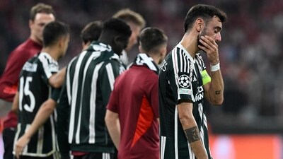 Manchester United's Portuguese midfielder #08 Bruno Fernandes (R) and his teammates react after the UEFA Champions League Group A football match (AFP) Manchester United's Portuguese midfielder #08 Bruno Fernandes (R) and his teammates react after the UEFA Champions League Group A football match (AFP)