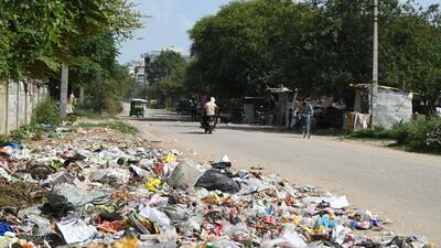 Garbage strewn in Sector 57, in Gurugram on Thursday. (Parveen Kumar/HT) Garbage strewn in Sector 57, in Gurugram on Thursday. (Parveen Kumar/HT)
