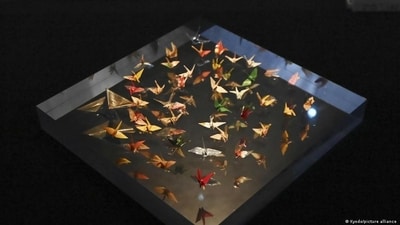 Sadako Sasaki's paper cranes on display at the Hiroshima Peace Memorial Museum. (DW/Kyodo/picture alliance) Sadako Sasaki's paper cranes on display at the Hiroshima Peace Memorial Museum. (DW/Kyodo/picture alliance)
