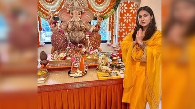 Sara Ali Khan put on a lovely yellow silk outfit and smiled for a picture next to a statue of Lord Ganesha. (Instagram/@saraalikhan95) Sara Ali Khan put on a lovely yellow silk outfit and smiled for a picture next to a statue of Lord Ganesha. (Instagram/@saraalikhan95)