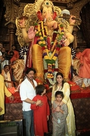 Shah Rukh Khan with Pooja Dadlani, AbRam and her daughter. (Varinder Chawla)