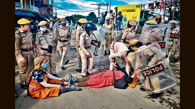 A mob tries to storm police stations in a bid to rescue the five arrested men, on Thursday. (Babie Shirin/HT)