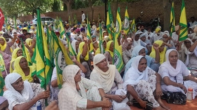 Farmers protesting in Bathinda on Friday. (HT photo) Farmers protesting in Bathinda on Friday. (HT photo)